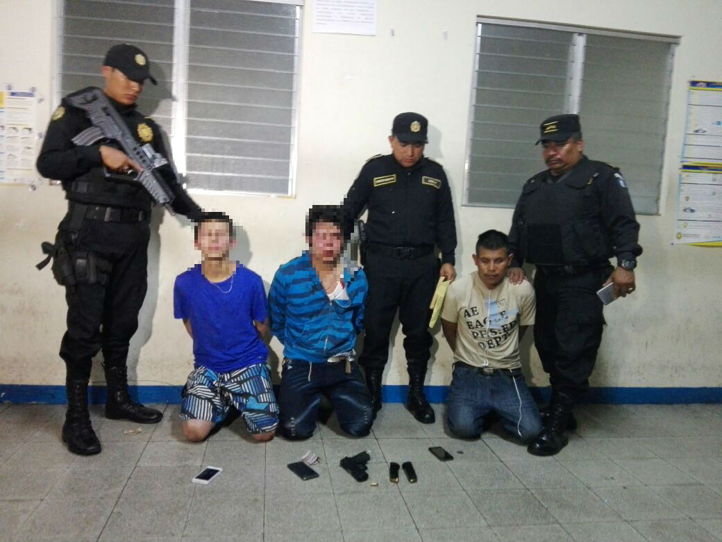 Agentes de la PNC captura a tres presuntos pandilleros, sindicados del ataque en la 11 calle y 6ª. avenida de la zona 1 (Foto Prensa Libre: Estuardo Paredes)