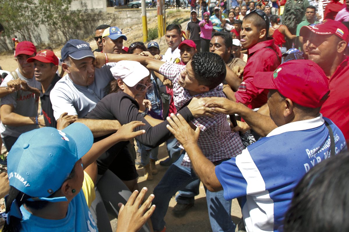Simpatizantes del gobierno de Venezuela se enfrentan contra manifestantes que exigen el revocatorio de Nicolás Maduro en Isla Margarita. (Foto Prensa Libre: AFP).
