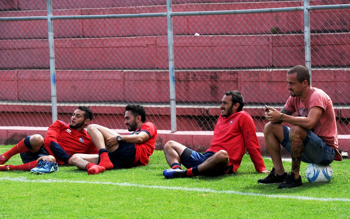 Danilo Guerra, Carlos Kamiani, Gastón Puerari y Pablo Mingorance, observan la última parte del entrenamiento de Municipal.(Foto Prensa Libre: Edwin Fajardo)