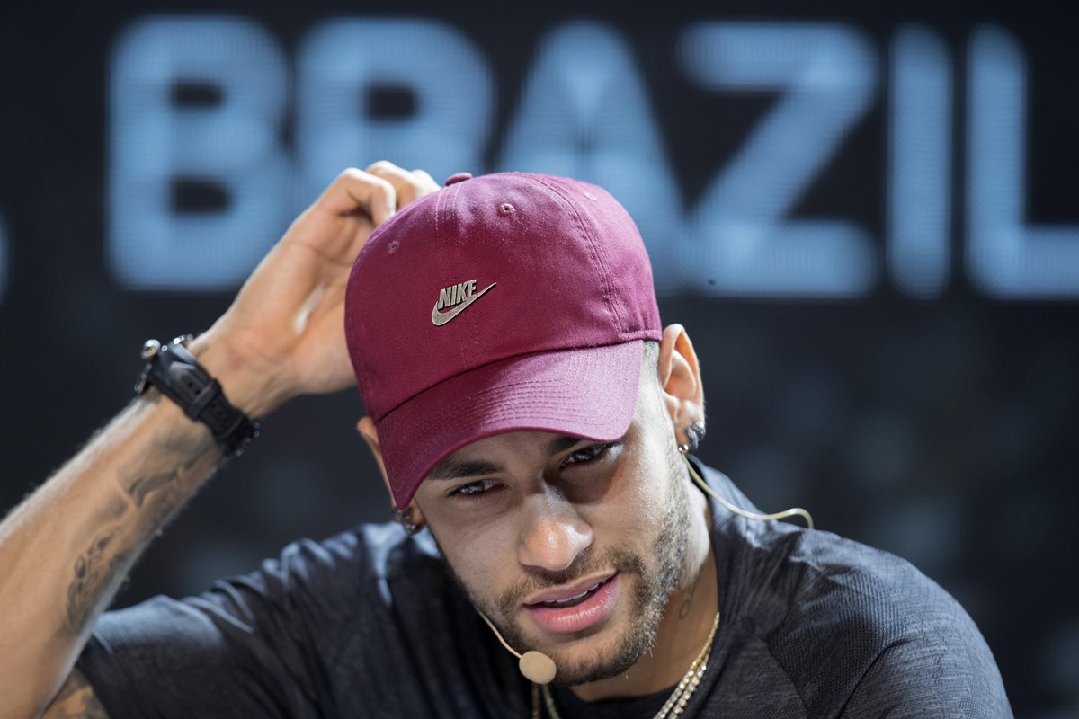 El jugador brasileño Neymar, delantero en el París Saint-Germain (PSG), participa en un acto promocional. (Foto Prensa Libre: EFE)