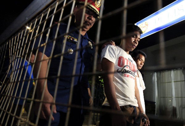 Varios delincuentes son detenisdoa en Manila, Filipinas. (Foto Prensa Libre: EFE)