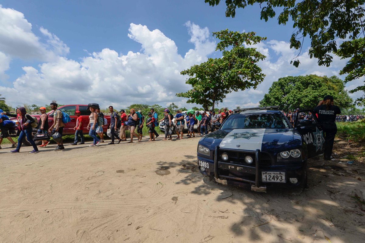 Migrantes hondureños caminan cerca del río Suchiate en el lado mexicano. (Foto Prensa Libre: AFP)