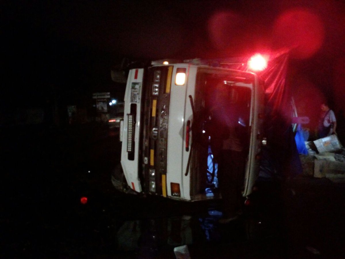 Uno de los camiones accidentados en Teculután. (Foto Prensa Libre: @BVoluntariosGT)