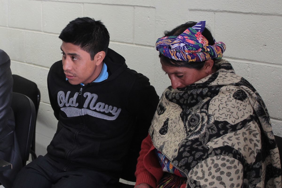 Magdiel López Rivera, juntó a su madre Catalina Rivera, al momento de escuchar el veredicto del Tribunal de Femicidio de Quetzaltenango, que lo sentenció a 50 años de prisión. (Foto Prensa Libre: María José Longo)
