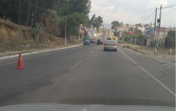 El carril reversible habilitado en Chimaltenango y El Tejar, facilitó el paso. (Foto Prensa Libre: Antonio Barrios)