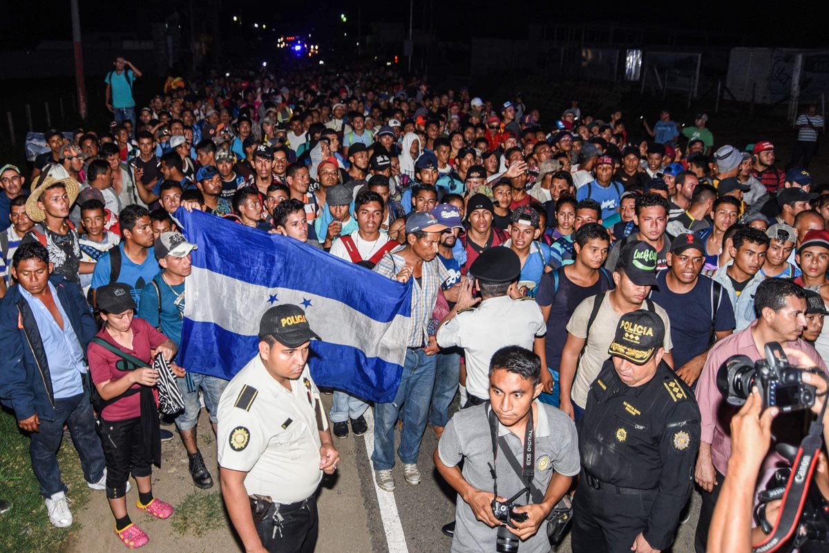 Los migrantes hondureños siguen su camino luego de haber pasado por un control policial en Chiquimula. (Foto Prensa Libre: AFP)