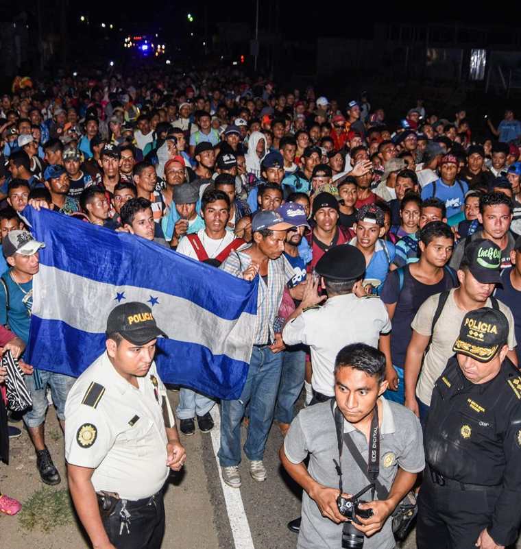Los migrantes hondureños siguen su camino luego de haber pasado por un control policial en Chiquimula. (Foto Prensa Libre: AFP)