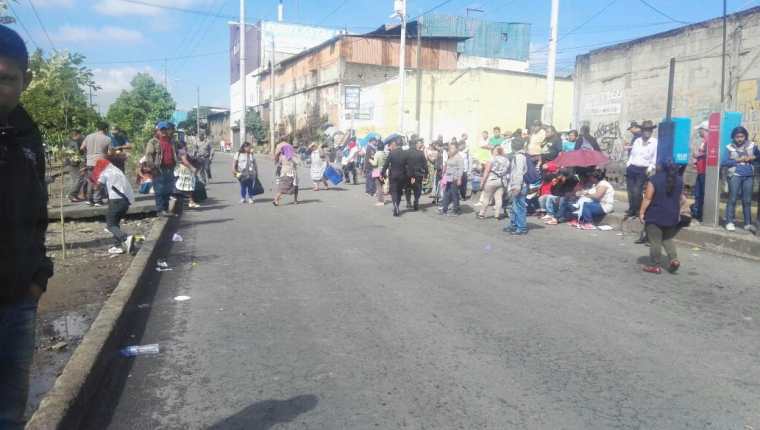Vendedores informales bloquean el paso en la 32 calle de la Calzada Atanasio Tzul, zona 8 de la capital. (Foto Prensa Libre: Edwin Pitán)