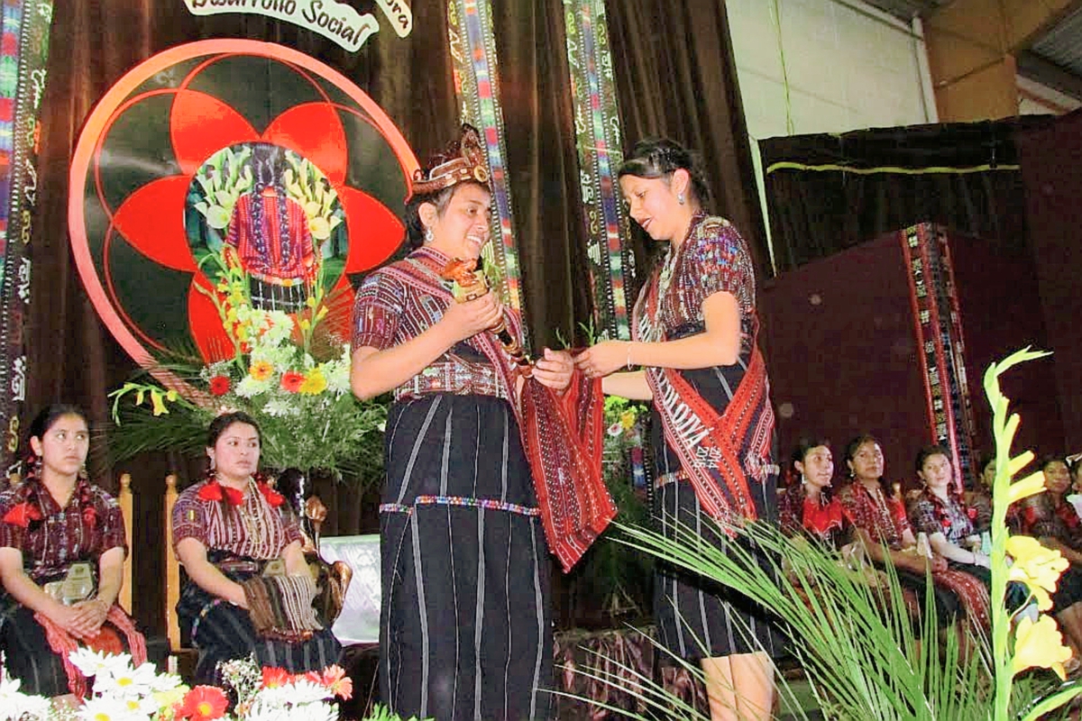 Marina Rosalinda García, reina saliente, inviste  a la nueva Señorita Sololá, María Mercedes Ixcayá. (Foto Prensa Libre: Ángel Julajuj)