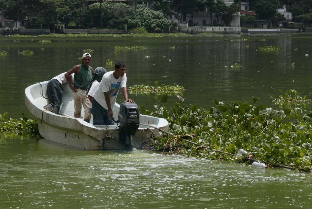Lugareños se transportan en lancha entre las aguas contaminadas del lago de Amatitlán. (Foto Prensa Libre: Hemeroteca PL)