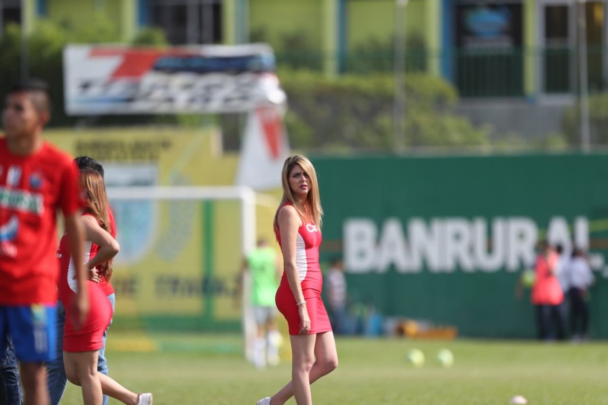 Las bellas edecanes fueron parte del espectáculo en el David Cordón. (Foto Prensa Libre: Francisco Sánchez).