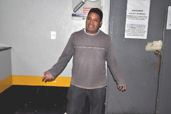 El detenido, en la  subestación  policial de Momostenango.