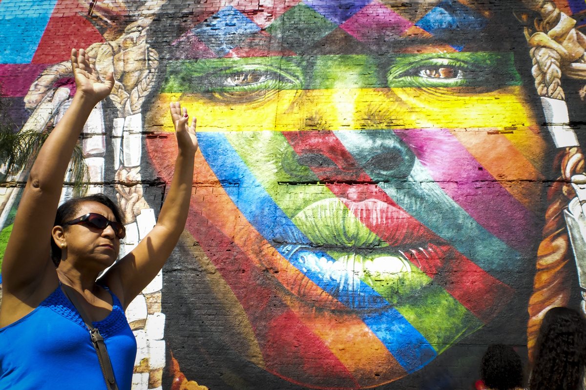 Una parte del mural realizado por Kobra en el Boulevard Olímpico de Río de Janeiro. (Foto Prensa Libre: EFE)