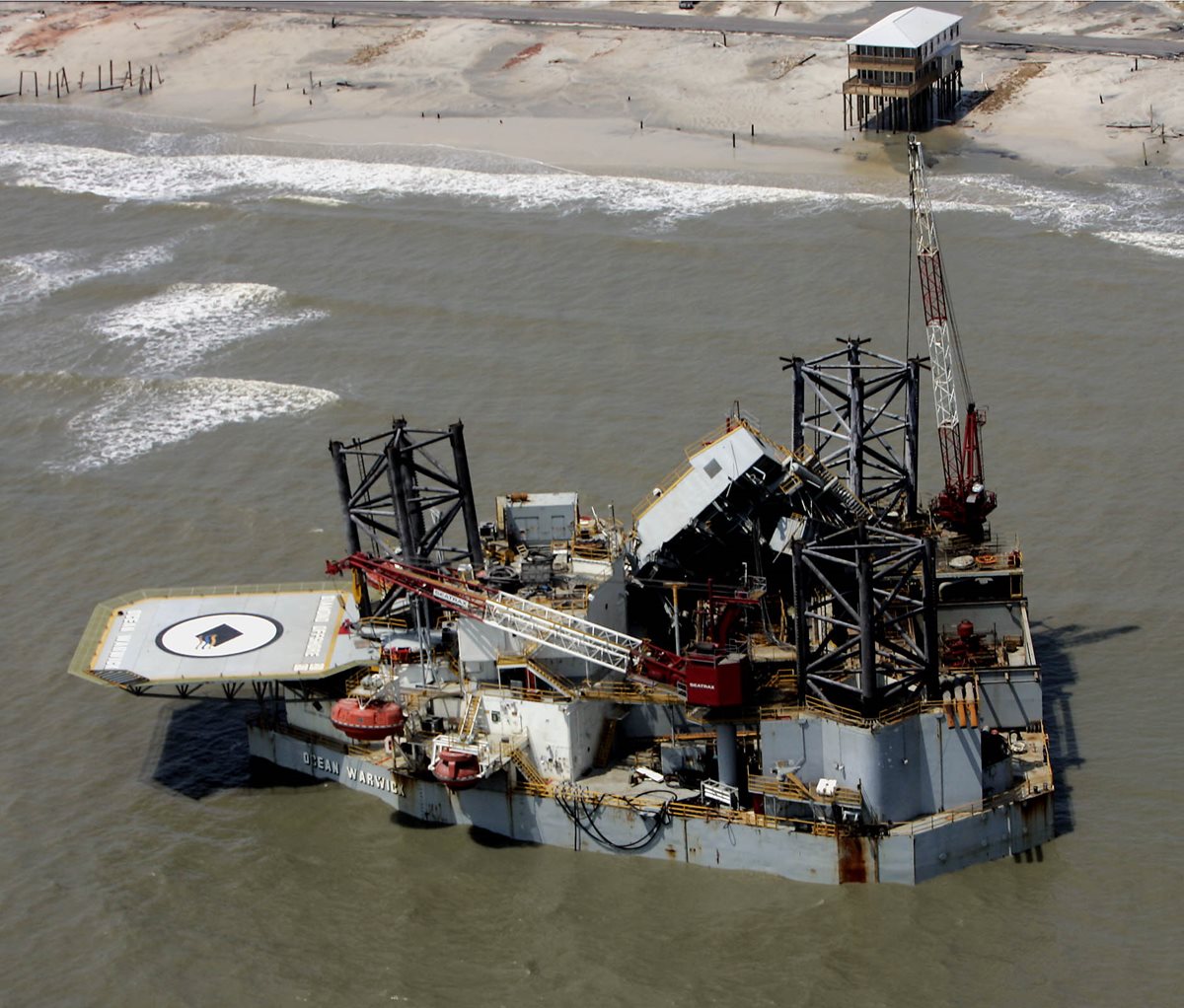 Una plataforma petrolera en el golfo de México aparece inundada tras el paso de Katrina. (Foto: AP)