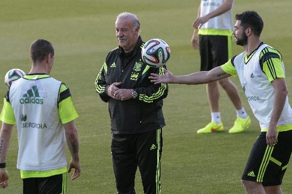 Vicente del Bosque dirigió el entrenamiento de España, de cara al Mundial de Brasil 2014. (Foto Prensa Libre: EFE)