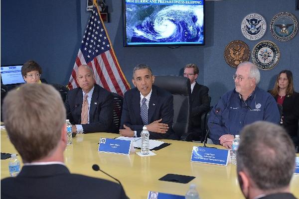 El presidente estadounidense, Barack Obama -centro-, asiste a un encuentro en la sede de la Agencia Federal para el Manejo de Emergencias. (Foto Prensa LIbre/EFE)
