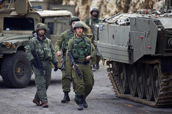 Soldados israelíes vigilan la frontera con Líbano después del ataque. (Foto Prensa Libre: AP).