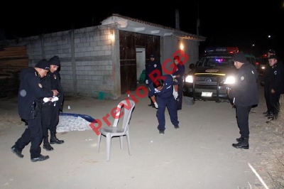 Fiscales del MP recogen evidencias en escena del crimen, en Sumpango, Sacatepéquez. (Foto Prensa Libre)
