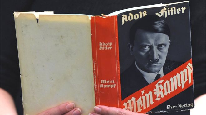 Una copia original de "Mi lucha": fue el manifiesto de Hitler para la conquista y la intolerancia racial. AFP