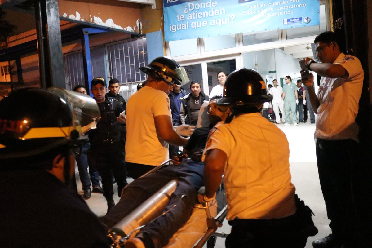 Uno de los heridos en Mixco al ingresar al Hospital Roosevelt. (Foto Prensa Libre: CBV)