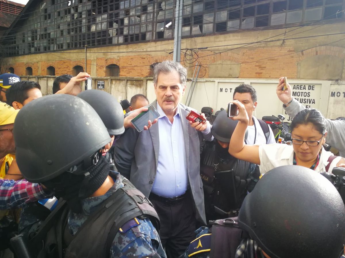 El ex ministro de Finanzas, Juan Alberto Fuentes Knight, también fue detenido en su domicilio.