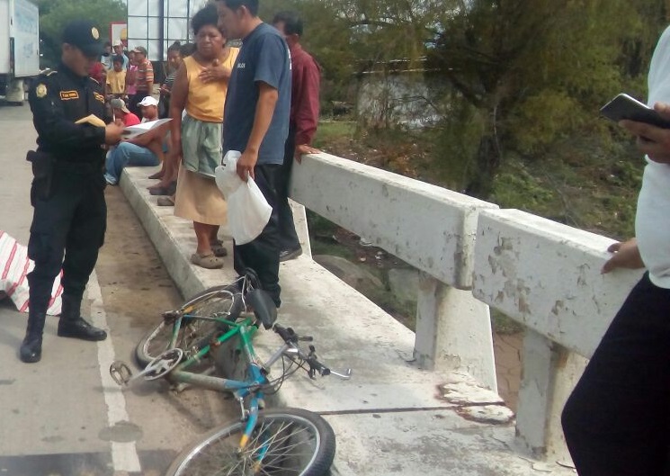 La bicicleta en la que se transportaba Carlos Orlando Molina Felipe quedó a pocos metros del cuerpo. (Foto Prensa Libre: Mario Morales)
