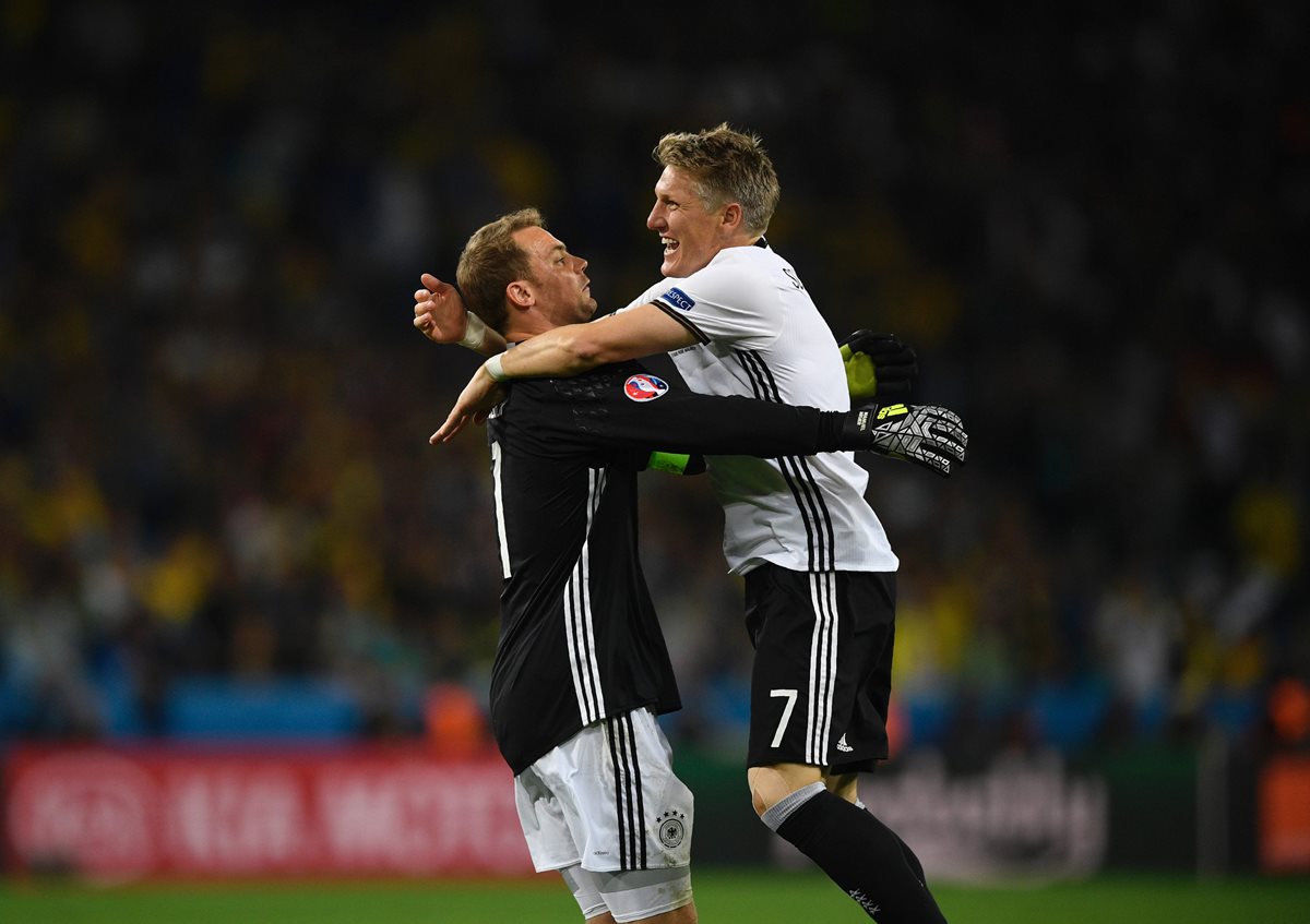 Neuer y Schweinsteiger celebran los primeros tres puntos de Alemania en la Eurocopa 2016. (Foto Prensa Libre: AFP)