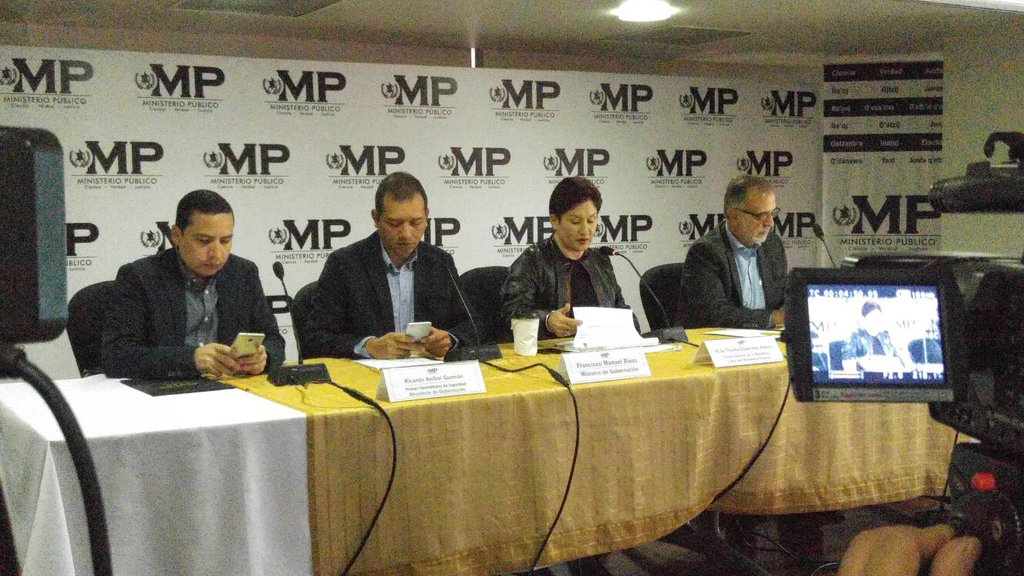 La fiscal general y el jefe de la Cicig encabezan la conferencia de prensa. (Foto Prensa Libre: MP)