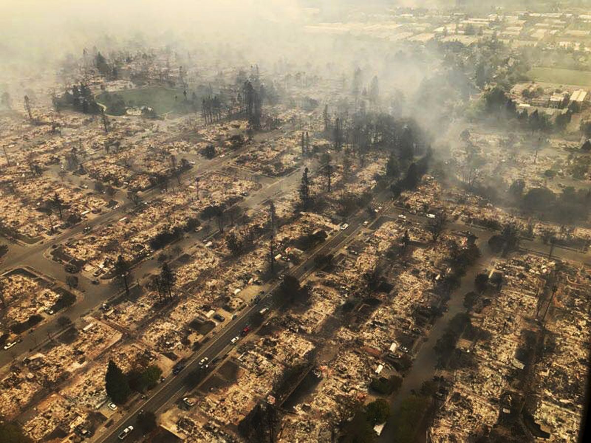Vista aérea de la devastación causada por los incendios en Santo Rosa, California. (Foto: Prensa Libre: AP)