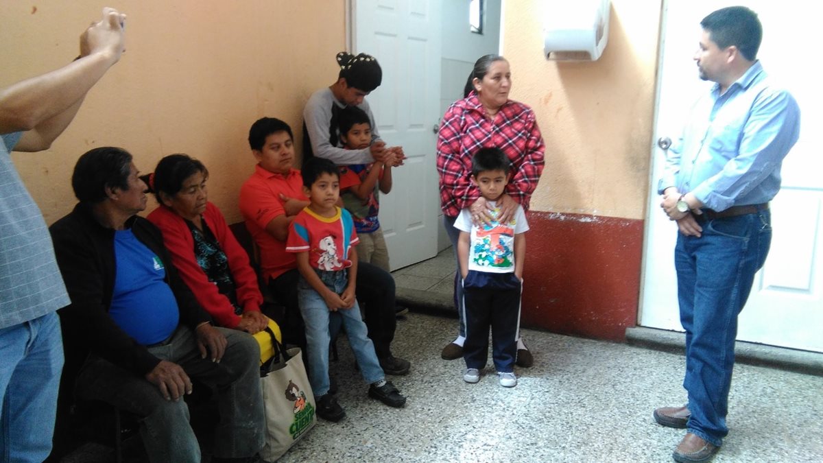 Familias afectadas por el desastre de El Cambray 2 comenzaron a dejar el albergue desde el viernes. (Foto Prensa Libre: Geldi Muñoz)