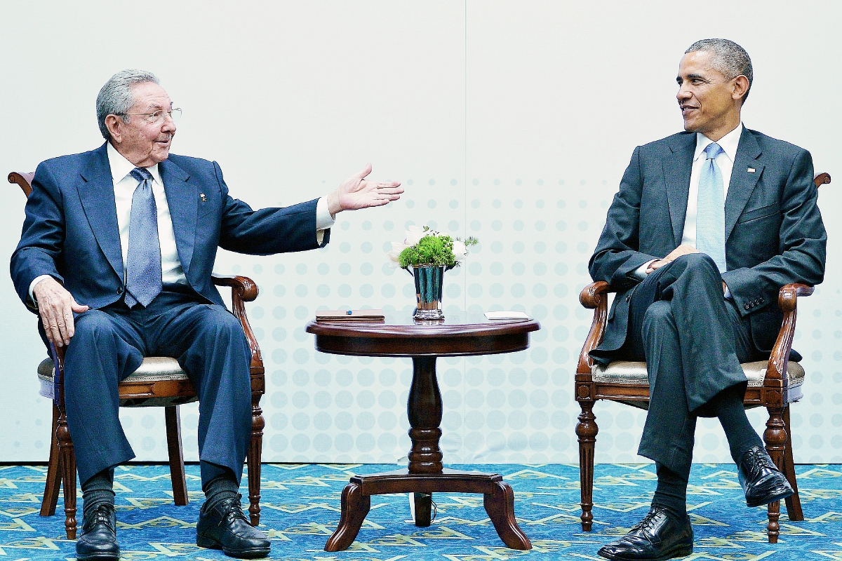 Raúl Castro,  presidente cubano, y su homólogo de EE. UU., Barack Obama, durante histórica reunión en Panamá (Foto Prensa Libre: AFP)