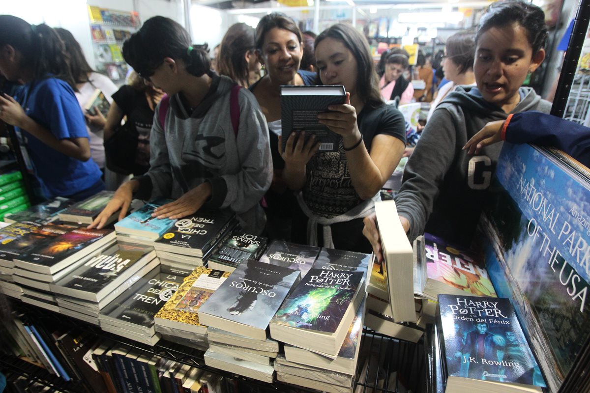 A diferencia de otros años, los jóvenes aumentaron en número entre los asistentes a la Feria del Libro, Ellos llegaron, en su mayoría, atraídos por obras de fantasía y de ciencia ficción. (Foto Prensa Libre: Álvaro Interiano)