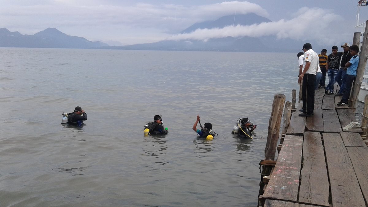 Socorristas buscan cadáver de joven que fue arrastrado por una corriente en las playas del Lago de Atitlán, Panajachel. (Foto Prensa Libre: Ángel Julajuj)