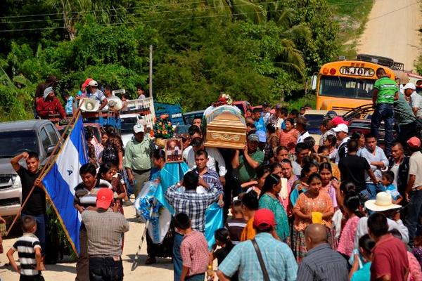 Restos de Manuel Ical Xi, quien era concejal de Sayaxché, Petén, son llevados al cementerio para darles cristiana sepultura. (Foto Prensa Libre: Rigoberto Escobar)