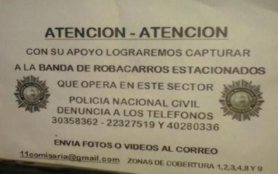 Estos son los volantes que han sido colocados por la policía en los automóviles. (Foto Prensa Libre)