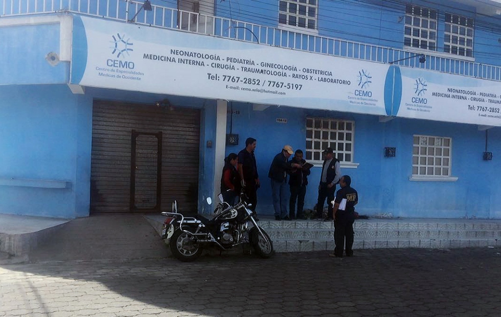 Agentes de la PNC resguardan el IGSS ubicado en la zona 1 de Quetzaltenango. (Foto Prensa Libre: Carlos Ventura)