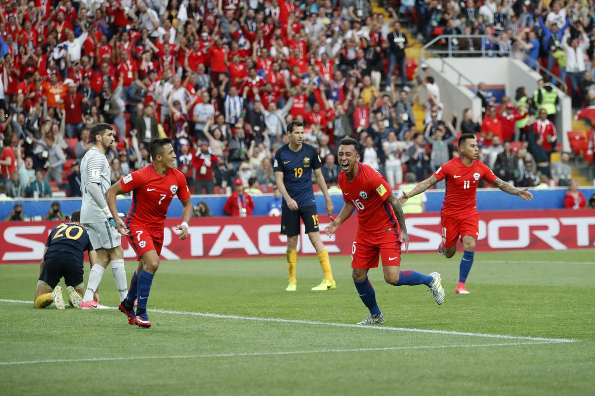 Martín Rodríguez festeja después de marcar el gol del empate de Chile contra Australia. (Foto Prensa Libre: AP)