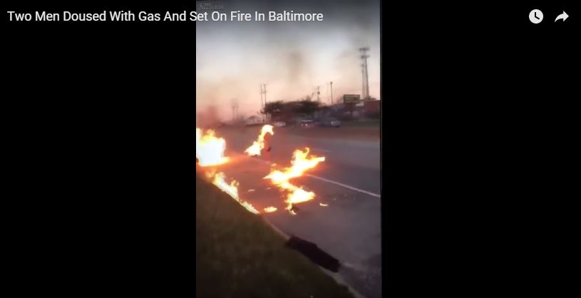 Captura del video que muestra a los hombres tratando de librarse de las llamas. (Foto: Youtube).