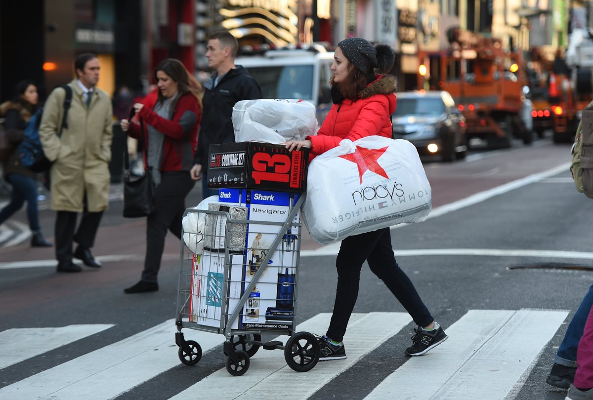 Un 70% de los que piensan comprar lo harán durante el Black Friday 2017. (Foto Prensa Libre: AFP)