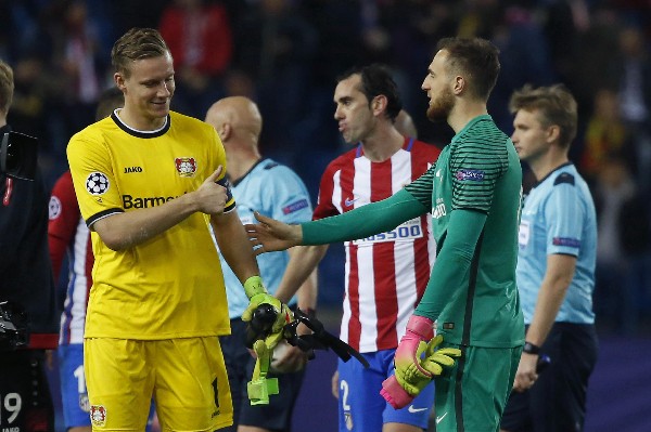 jan Oblak es felicitado por Bem Leno, el Bayer Leverkusen. (Foto Prensa Libre: EFE).