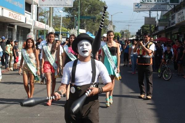 Un mimo y reinas de belleza participan en la inauguración del paseo Las Golondrinas en la ciudad de Escuintla. (Foto Prensa Libre: Melvin Sandoval) <br _mce_bogus="1"/>