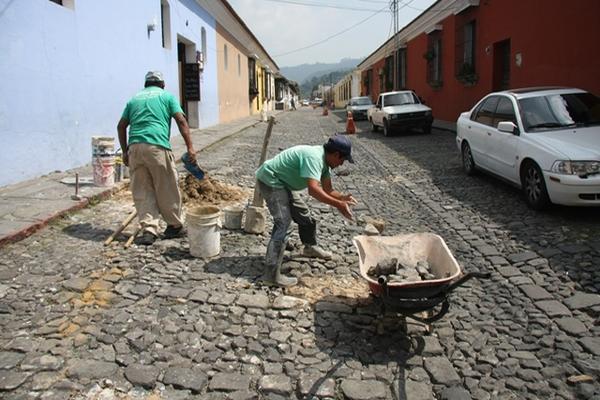 Trabajos  de empedrado en Antigua Guatemala se reanudaron recientemente luego de haberse suspendido entre septiembre y noviembre. (Foto Prensa Libre: Renato Melgar)