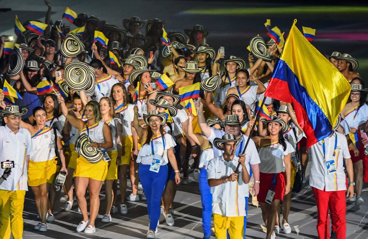 Los atletas de Colombia comparten su alegría en la ceremonia de Apertura. (Foto Prensa Libre: AFP).