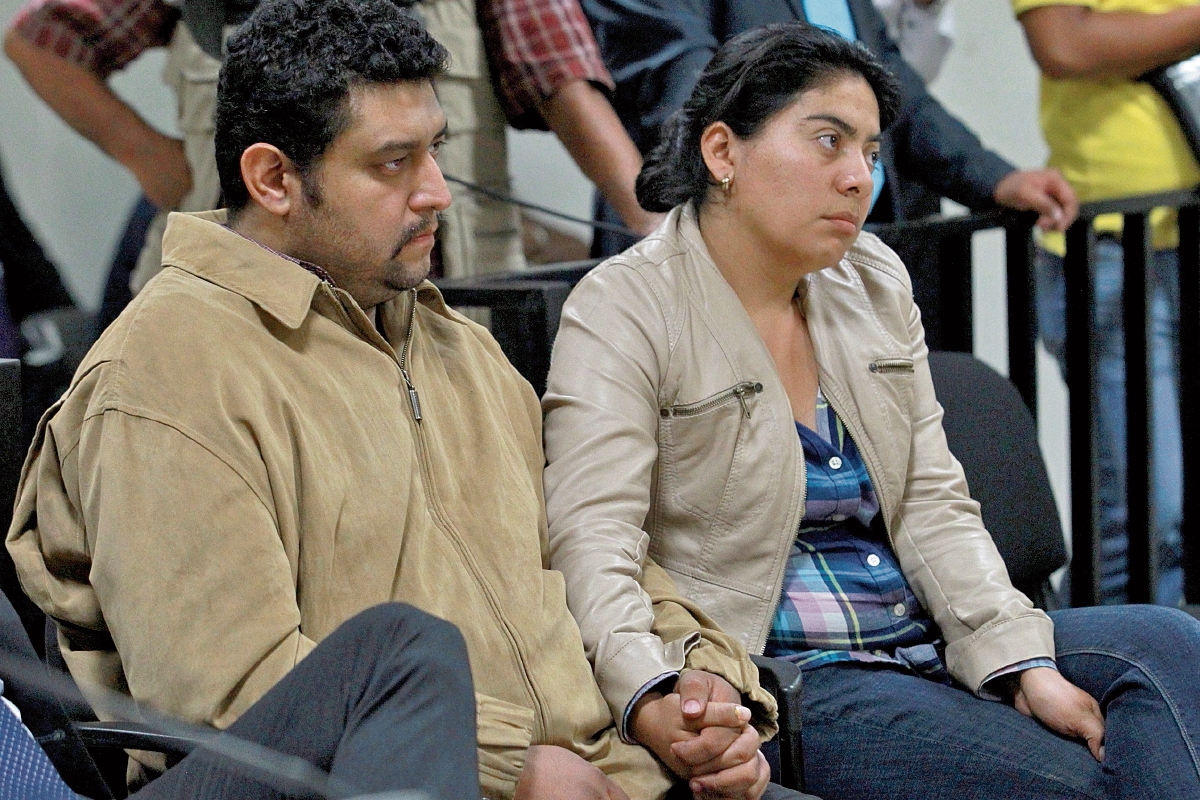 Los padres de Alexánder Aldana Fuentes, durante la audiencia para conocer el motivo de la detención del maestro del Liceo Javier. (Foto Prensa Libre: Hemeroteca PL)