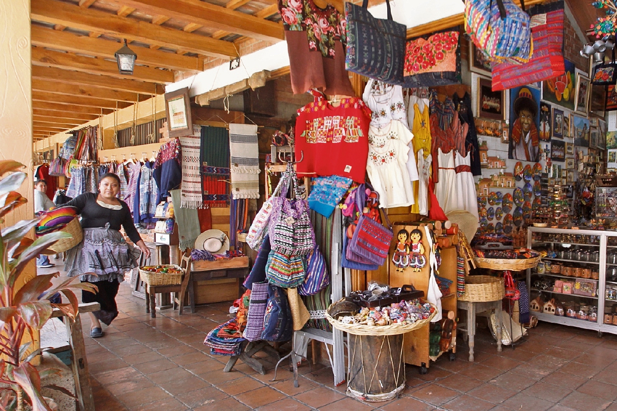 Los inquilinos del Mercado de Artesanías se oponen a la construcción de un nuevo recinto para la venta. (Foto Prensa Libre: OSCAR RIVAS)