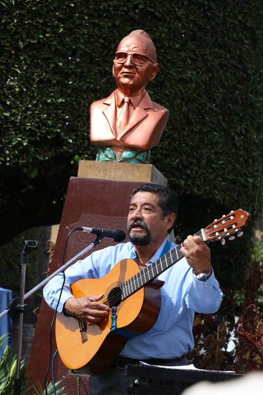 Carlos Pinto interpreta canciones de José Ernesto Monzón Reyna en el homenaje por su centenario de natalicio. (Foto Prensa Libre: Mike Castillo)