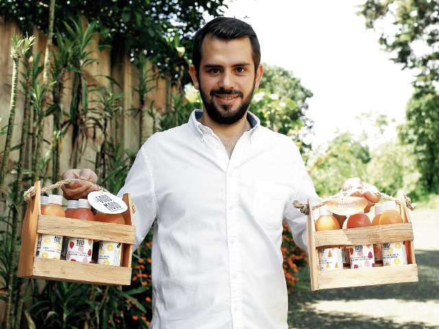 José Javier Viteri y su esposa crearon los smoothies artesanales de frutas y verduras Good Mood, como una opción natural sin azúcar. (Foto Prensa Libre: Paulo Raquec)