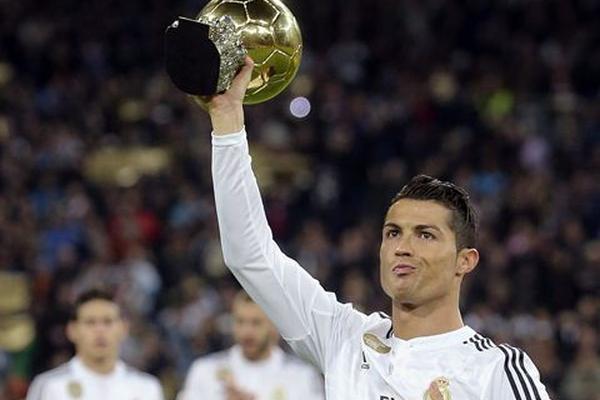 El portugués presentó el Balón de Oro a la afición merengue (Foto Prensa Libre:EFE)