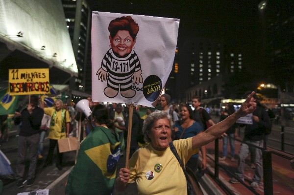 Manifestantes protestan contra Dilma Rousseff en Sao Paulo. (AFP).