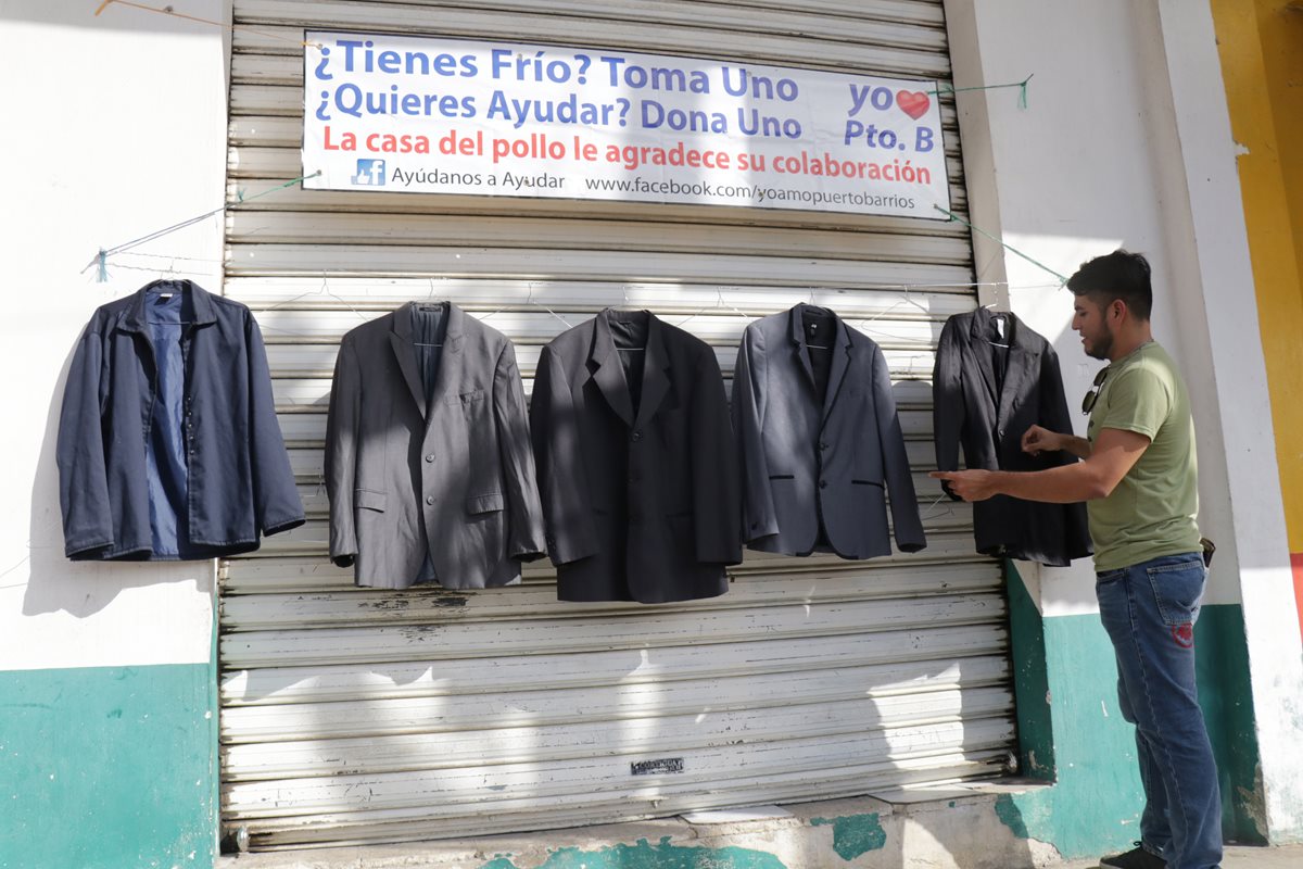 Un hombre se acerca a donar una prenda de vestir al Mercado 2 de Puerto Barrios. (Foto Prensa Libre: Dony Stewart)